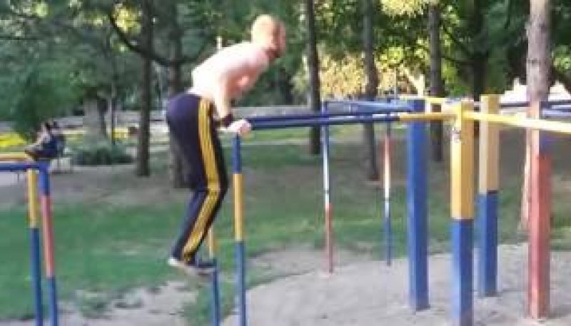 Выход на две на брусьях