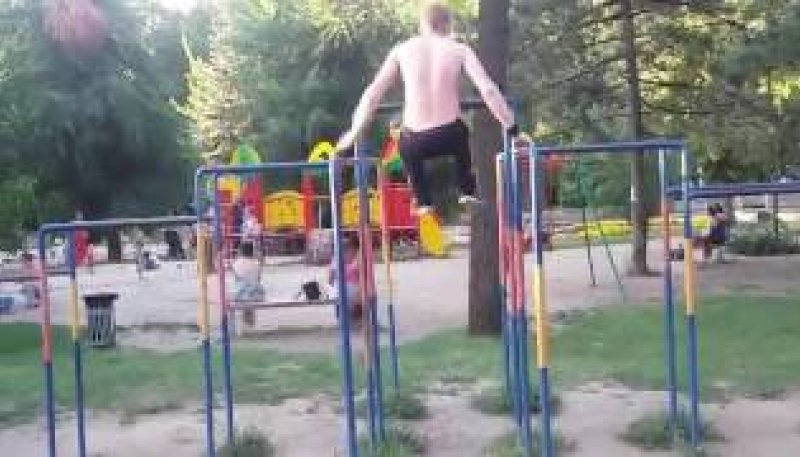 На высоких брусьях