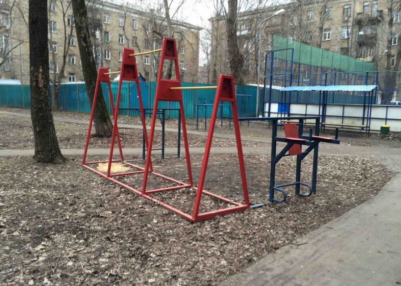 Площадка для воркаута в городе Москва №5075 Маленькая Современная фото