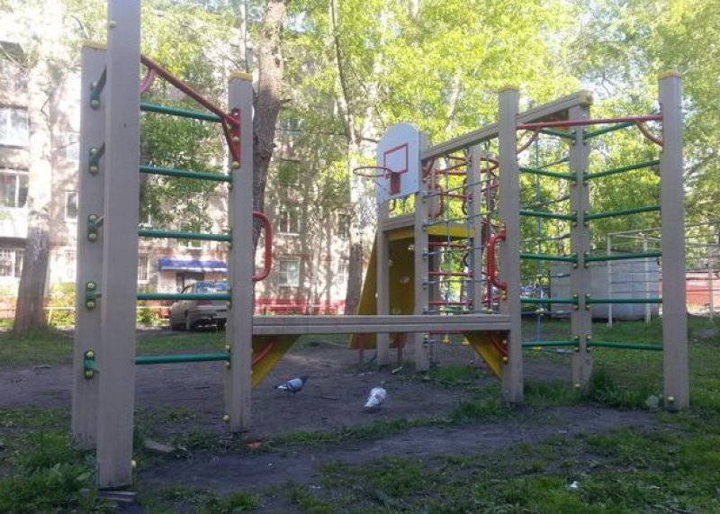 Площадка для воркаута в городе Томск №2210 Маленькая Современная фото