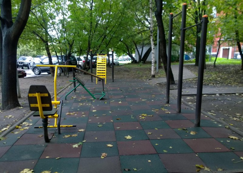 Площадка для воркаута в городе Москва №5643 Маленькая Современная фото