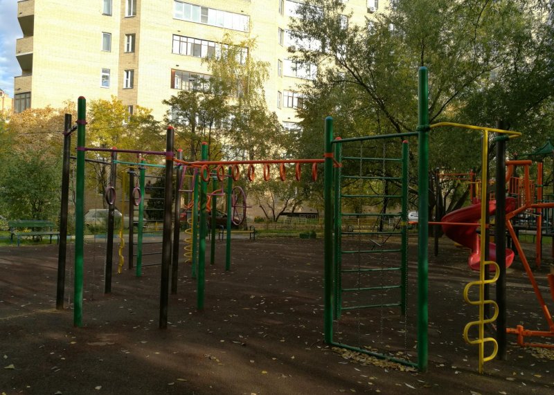 Площадка для воркаута в городе Москва №5775 Маленькая Современная фото