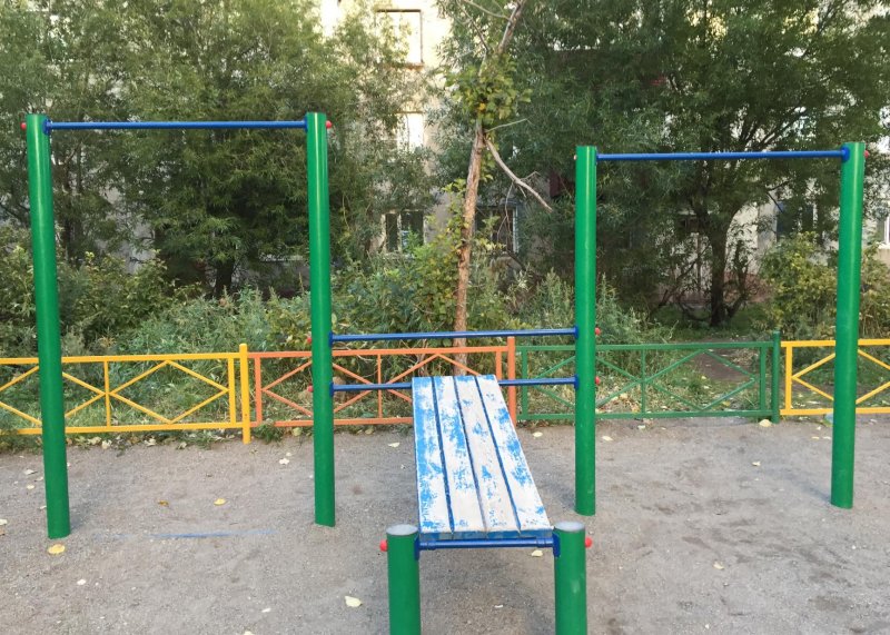 Площадка для воркаута в городе Петропавловск-Камчатский №5838 Маленькая Современная фото