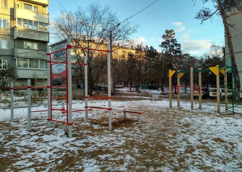 Площадка для воркаута в городе Чита №5905 Маленькая Современная фото