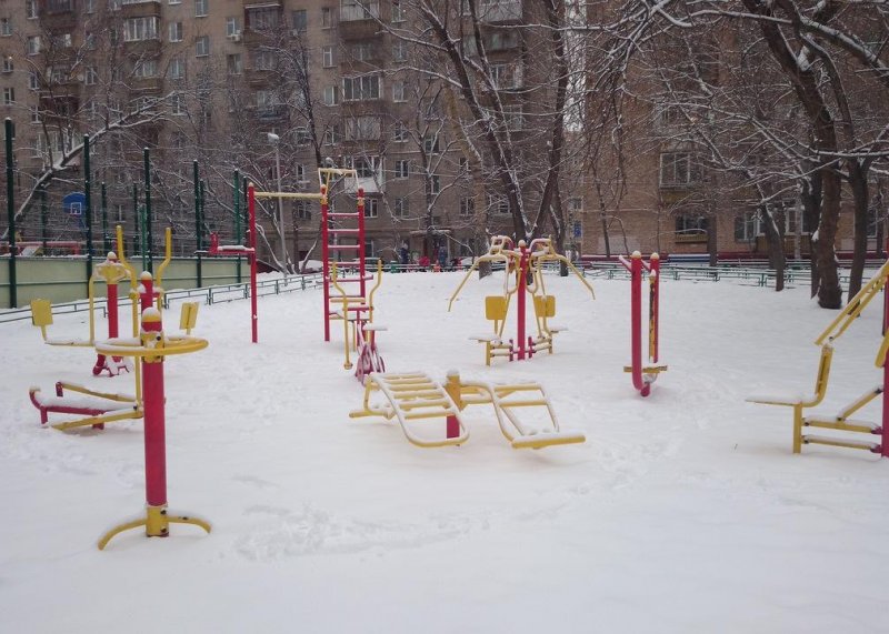 Площадка для воркаута в городе Москва №5934 Маленькая Современная фото