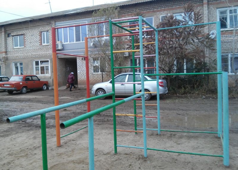 Площадка для воркаута в городе Ахтубинск №5969 Маленькая Современная фото