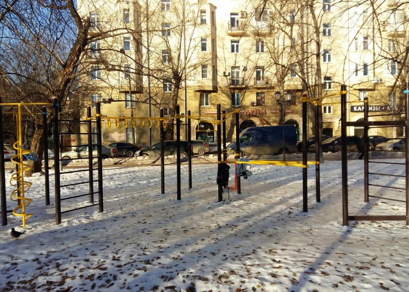 Площадка для воркаута в городе Москва №6008 Маленькая Современная фото