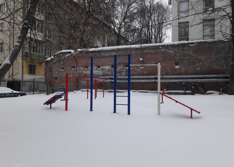 Площадка для воркаута в городе Нижний Новгород №6034 Маленькая Современная фото