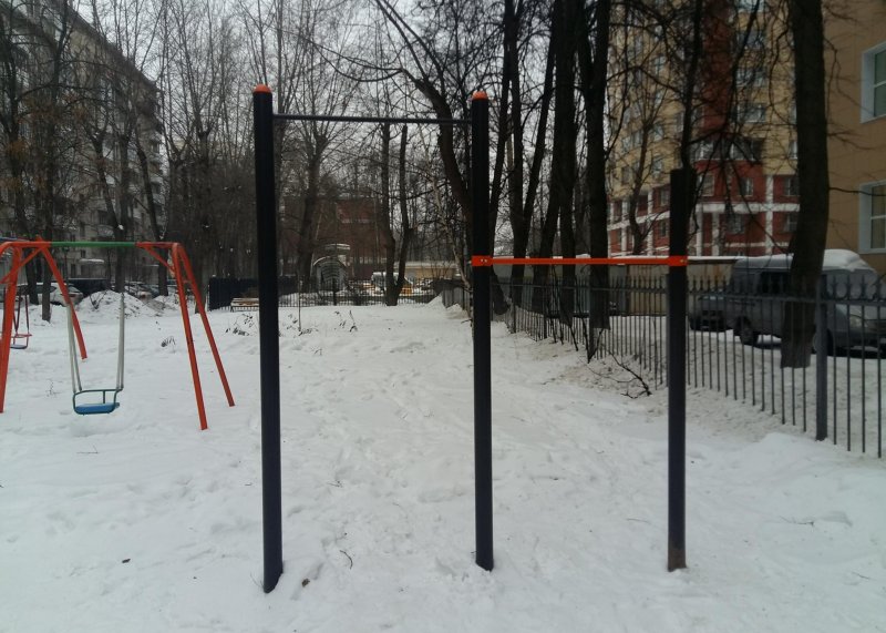 Площадка для воркаута в городе Москва №6051 Маленькая Современная фото