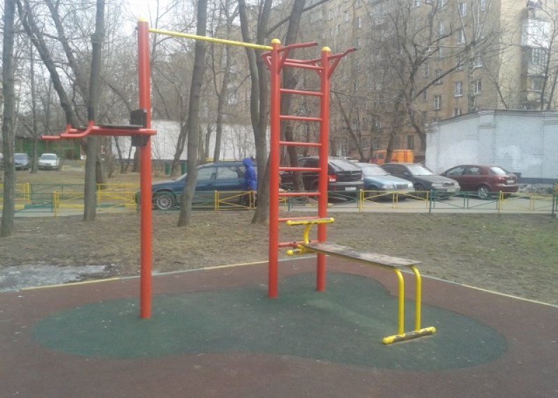 Площадка для воркаута в городе Москва №5037 Маленькая Современная фото