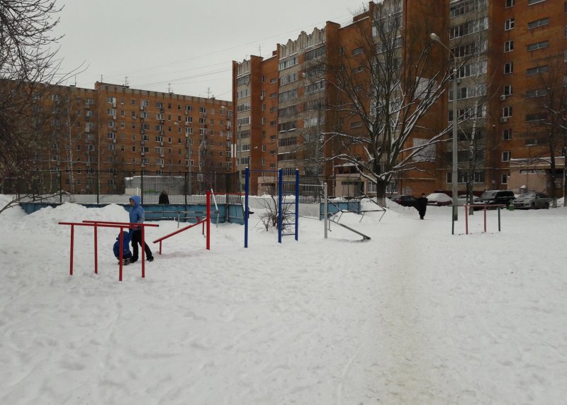 Площадка для воркаута в городе Нижний Новгород №6098 Маленькая Современная фото