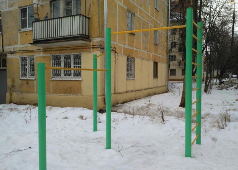 Площадка для воркаута в городе Лобня №6162 Маленькая Современная фото