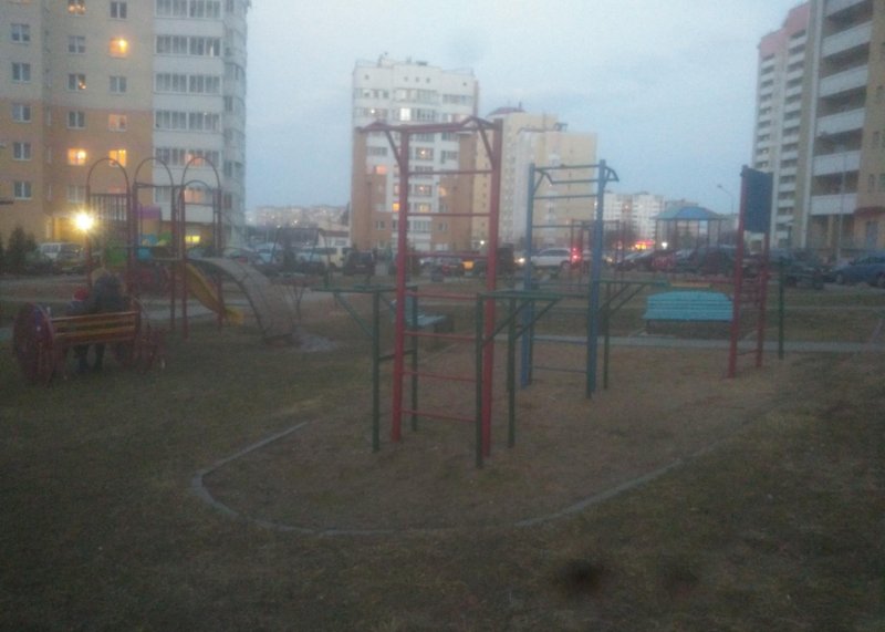 Площадка для воркаута в городе Минск №6279 Маленькая Современная фото