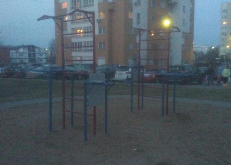 Площадка для воркаута в городе Минск №6280 Маленькая Современная фото