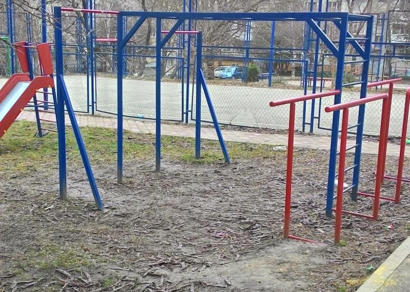 Площадка для воркаута в городе Ставрополь №6428 Маленькая Современная фото