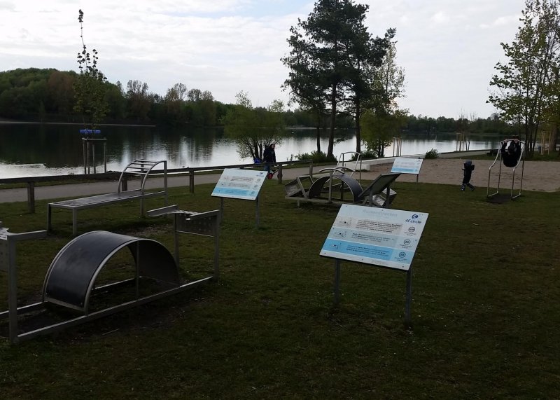 Площадка для воркаута в городе Карлсфельд №6556 Маленькая Современная фото