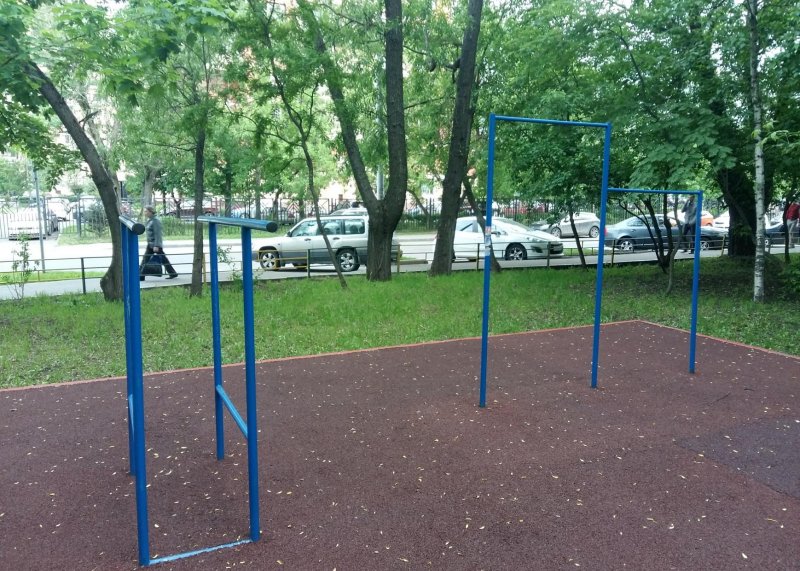 Площадка для воркаута в городе Москва №6712 Маленькая Современная фото