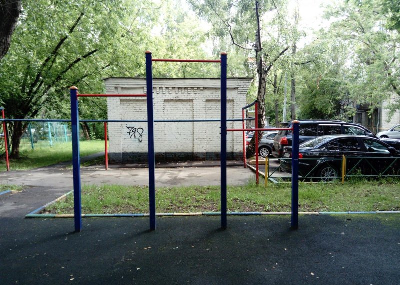 Площадка для воркаута в городе Москва №6852 Маленькая Современная фото