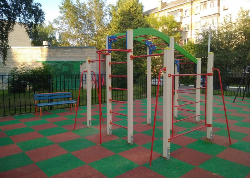 Площадка для воркаута в городе Климовск №7183 Маленькая Современная фото