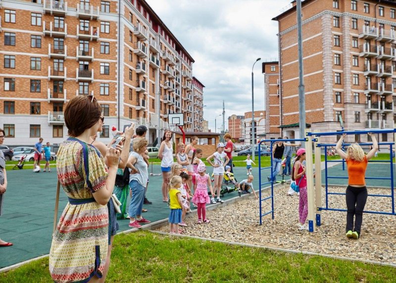 Площадка для воркаута в городе Красногорск №7339 Маленькая Современная фото