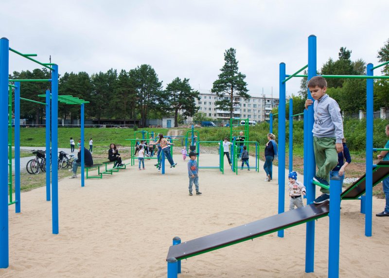 Площадка для воркаута в городе Артёмовский №7382 Средняя Современная фото