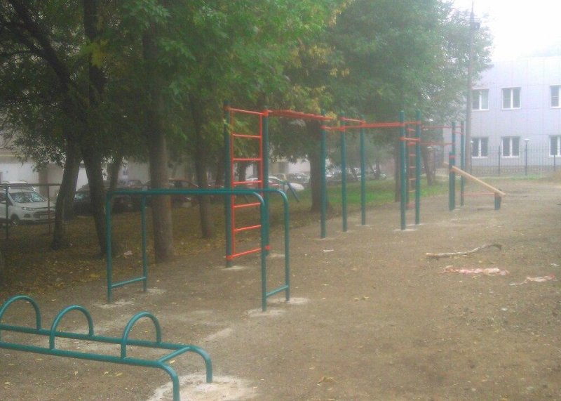 Площадка для воркаута в городе Уфа №7530 Маленькая Современная фото