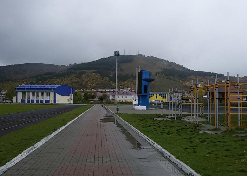 Площадка для воркаута в городе Горно-Алтайск №7535 Маленькая Современная фото