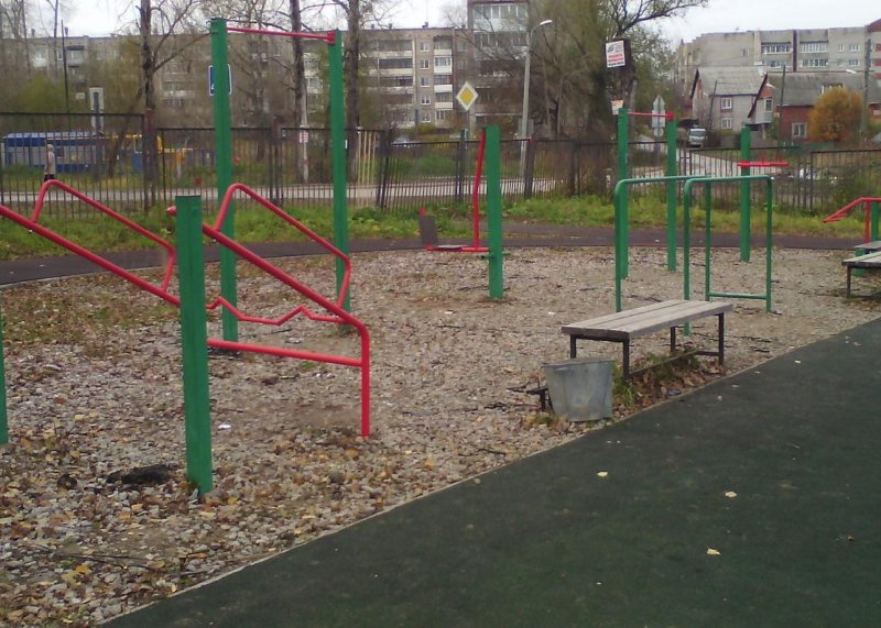 Площадка для воркаута в городе Березники №7774 Маленькая Современная фото