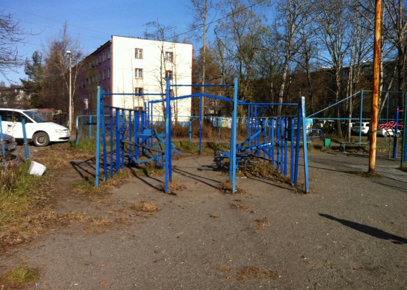 Площадка для воркаута в городе Елизово №7804 Маленькая Современная фото
