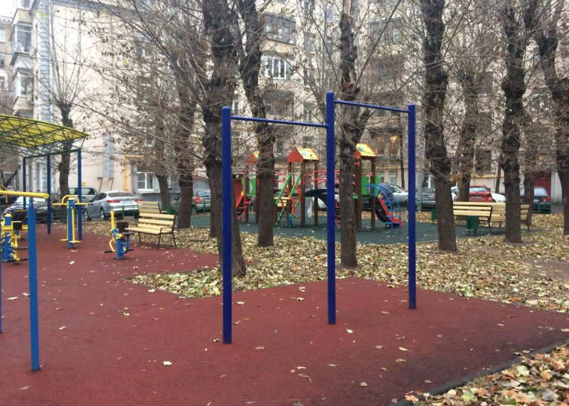 Площадка для воркаута в городе Москва №7895 Маленькая Современная фото