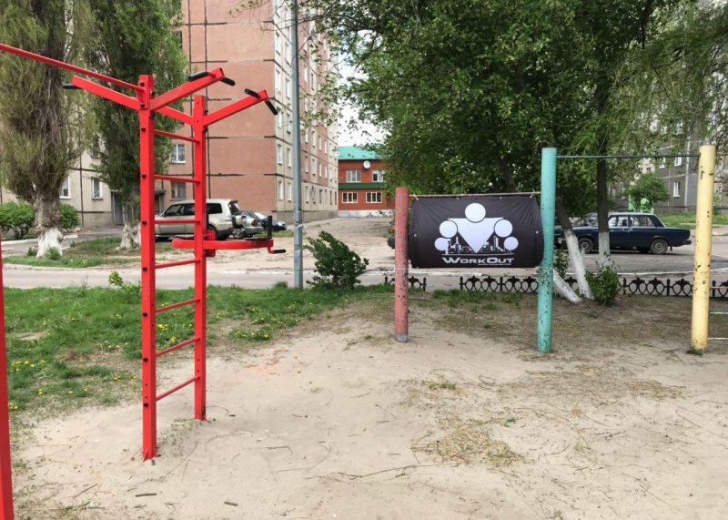 Площадка для воркаута в городе Курчатов №8496 Маленькая Современная фото