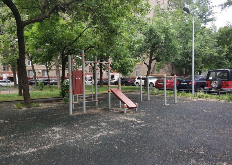 Площадка для воркаута в городе Москва №8595 Маленькая Современная фото