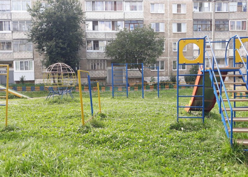 Площадка для воркаута в городе Среднеуральск №8843 Маленькая Современная фото