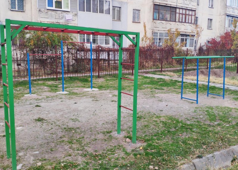 Площадка для воркаута в городе Бишкек №9203 Маленькая Современная фото