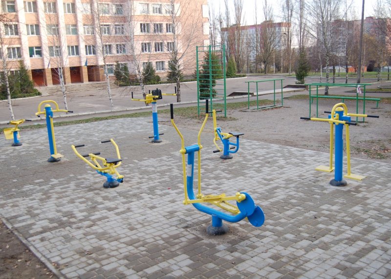 Площадка для воркаута в городе Ровно №9205 Маленькая Современная фото
