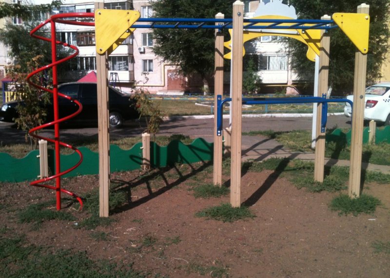 Площадка для воркаута в городе Оренбург №9264 Маленькая Современная фото