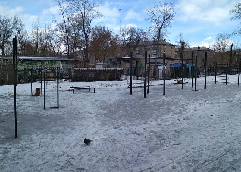 Площадка для воркаута в городе Челябинск №9485 Средняя Современная фото