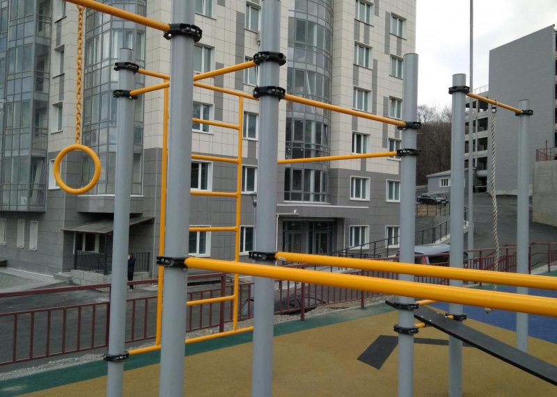 Площадка для воркаута в городе Владивосток №9516 Средняя Современная фото