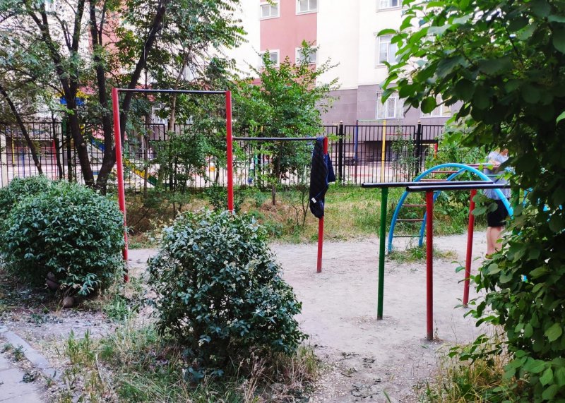 Площадка для воркаута в городе Бишкек №9703 Маленькая Современная фото