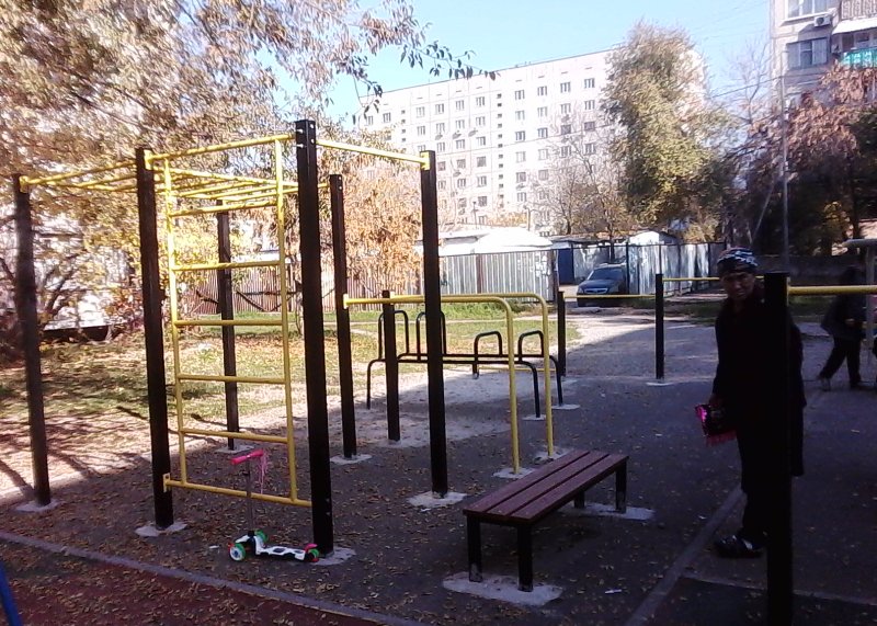 Площадка для воркаута в городе Алматы №10324 Маленькая Современная фото