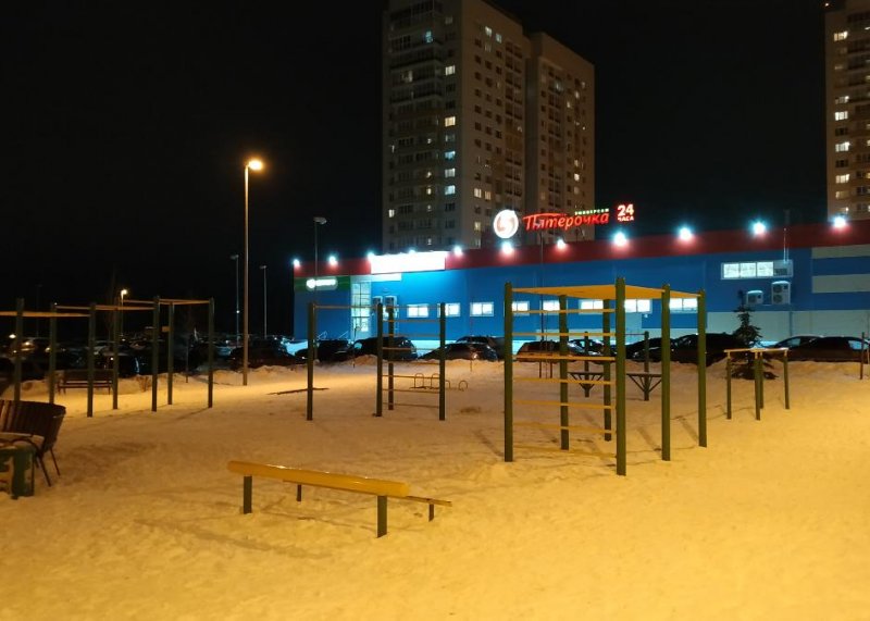 Площадка для воркаута в городе Нижний Новгород №10544 Маленькая Современная фото