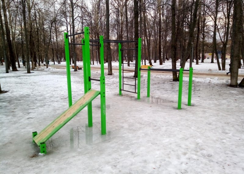 Площадка для воркаута в городе Киров №10636 Маленькая Современная фото