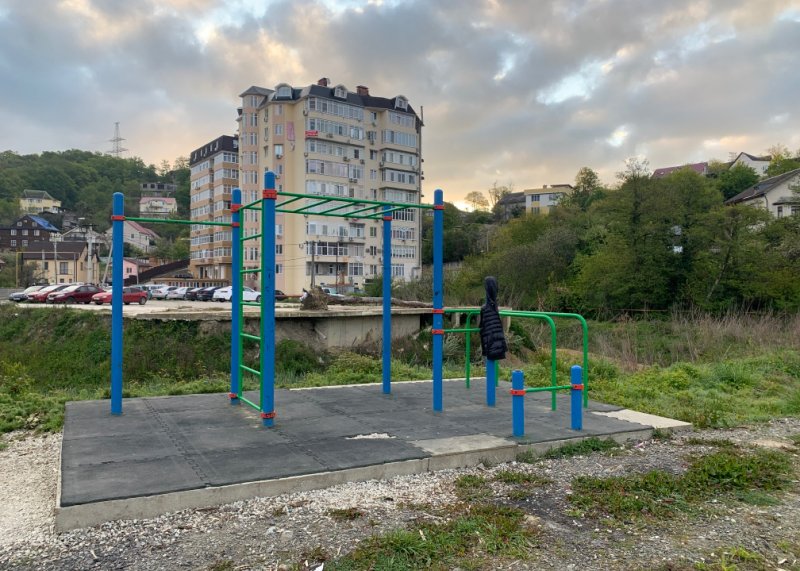 Площадка для воркаута в городе Сочи №10685 Маленькая Современная фото