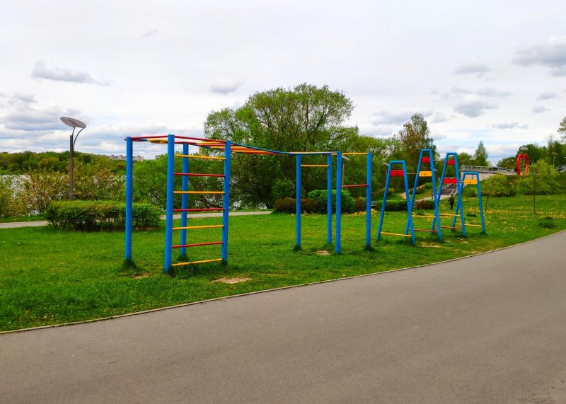 Площадка для воркаута в городе Минск №10718 Маленькая Современная фото