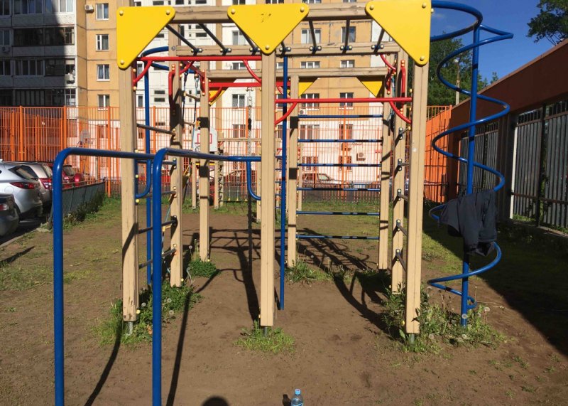 Площадка для воркаута в городе Уфа №10744 Маленькая Современная фото