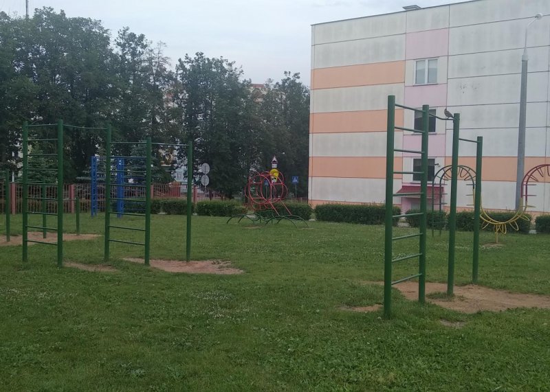 Площадка для воркаута в городе Минск №10807 Маленькая Современная фото