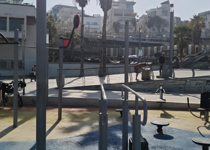 Площадка для воркаута в городе Тель-Авив №11723 Средняя Современная фото