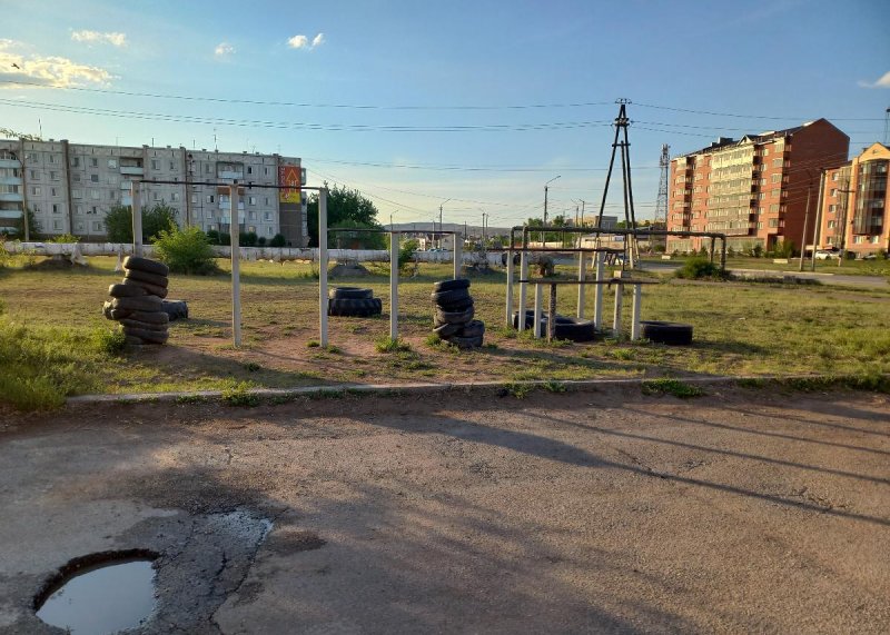 Площадка для воркаута в городе Черногорск №11898 Маленькая Современная фото