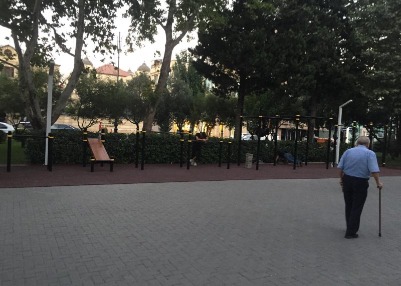 Площадка для воркаута в городе Баку №12052 Средняя Современная фото