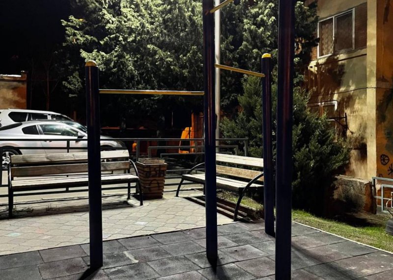 Площадка для воркаута в городе Тбилиси №12184 Маленькая Современная фото